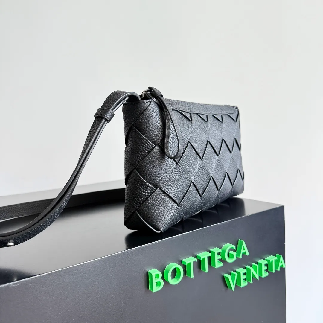 Batch 1720 BOTTEGA VENETA Bottega Veneta's 2025 new product Diago zipper backpack, a new summer bag [circle] This new men's crossbody bag is made of high-quality calfskin, with a natural texture as a whole. The gloss of the bag changes at any time with different lights. This seemingly simple bag is very attentive to details. , it must be carefully handmade to achieve this effect. The calfskin leather is delicate and soft, and it is particularly comfortable to carry close to the body. It also comes with a large zippered compartment and an open lining. When you go shopping and travel, having such a light and soft small bag can free your hands, reduce the burden of travel, and make you happier. Style number: 837112 Size: 25*15*5cm